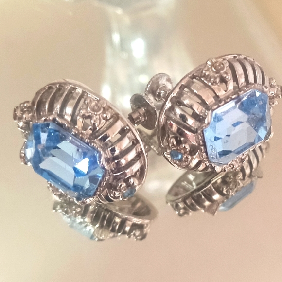 Vintage 1980's Coro stamped clip on earrings - Picture 1 of 3